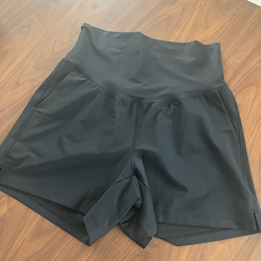 Old Navy Maternity athletic shorts. NWOT size medium